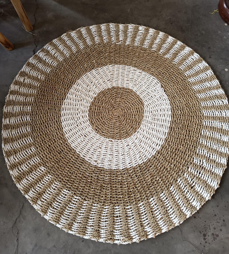 Round Seagrass Mat, white ring pattern